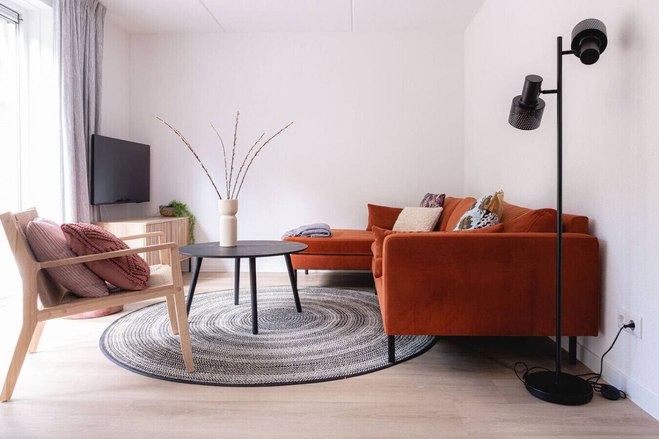 Een televisie en een stereo