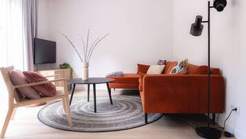 Een televisie en een stereo