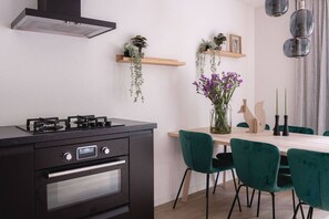 ثلاجة، ميكروويف، فرن، موقد طهي مسطح