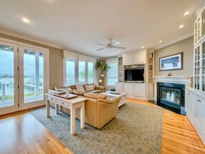 Smart-tv, bordsfotboll, ett bordtennisbord och böcker