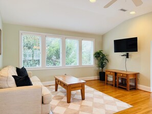 Téléviseur connecté, table de baby-foot, table de ping-pong, livres