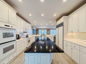 Kylskåp, mikrovågsugn, ugn och spishäll