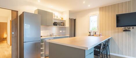 Fridge, microwave, stovetop, dishwasher