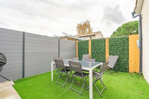 Outdoor dining - Holiday Home “L’instant Fleuri” with Private Terrace and Wi-Fi (Saint-Hippolyte)