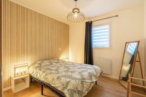 2 bedrooms, WiFi, bed sheets - Holiday Home “L’instant Fleuri” with Private Terrace and Wi-Fi (Saint-Hippolyte)
