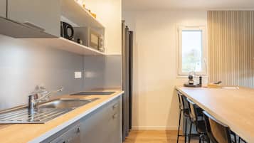 Réfrigérateur, micro-ondes, plaque de cuisson, lave-vaisselle