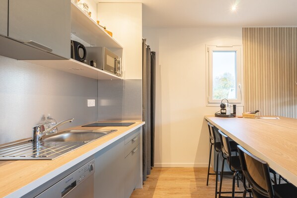 Køleskab, mikrobølgeovn, kogeplade, opvaskemaskine