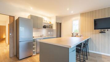 Fridge, microwave, stovetop, dishwasher