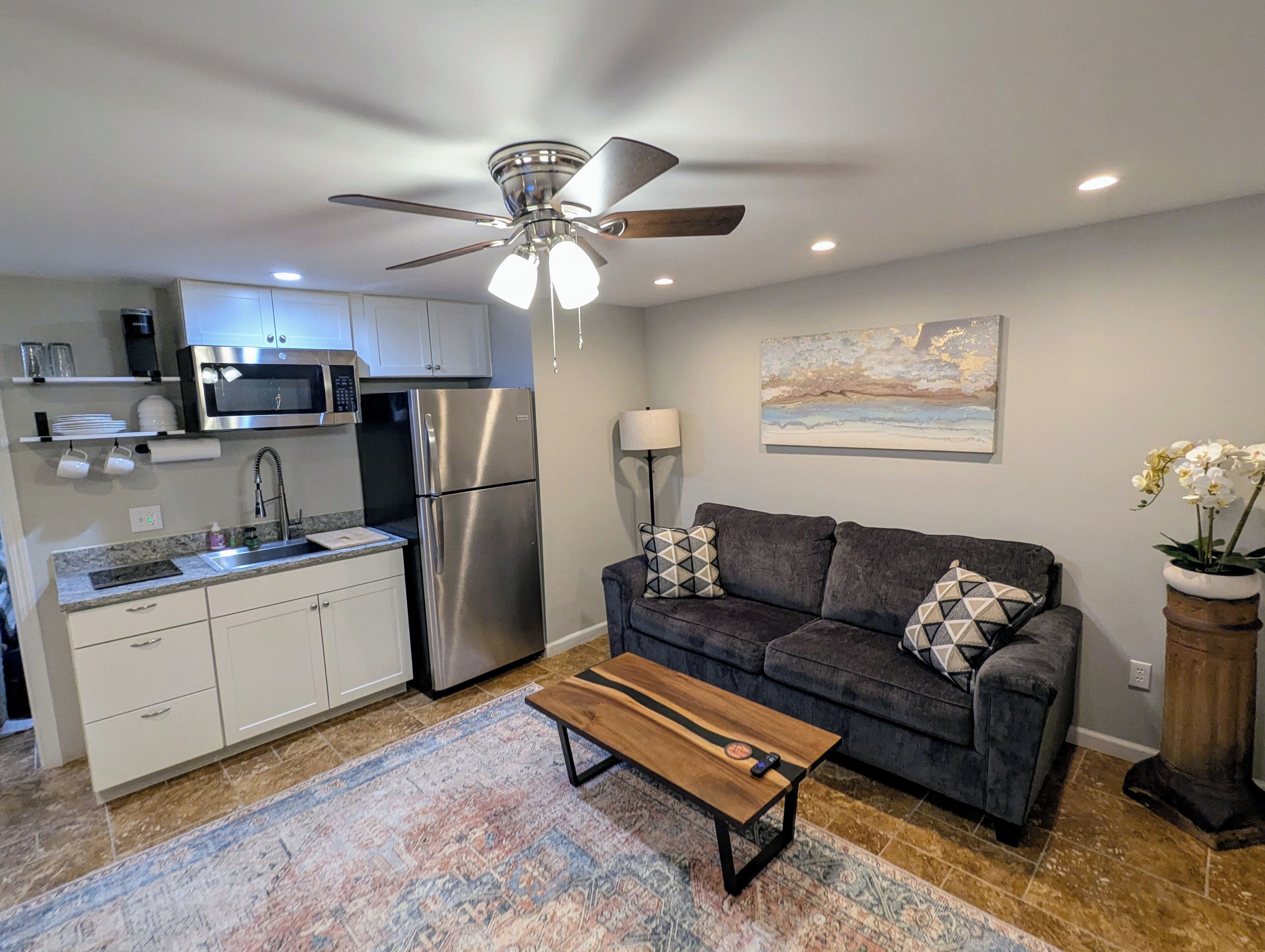 Charming Retreat: Walk to Distillery & River