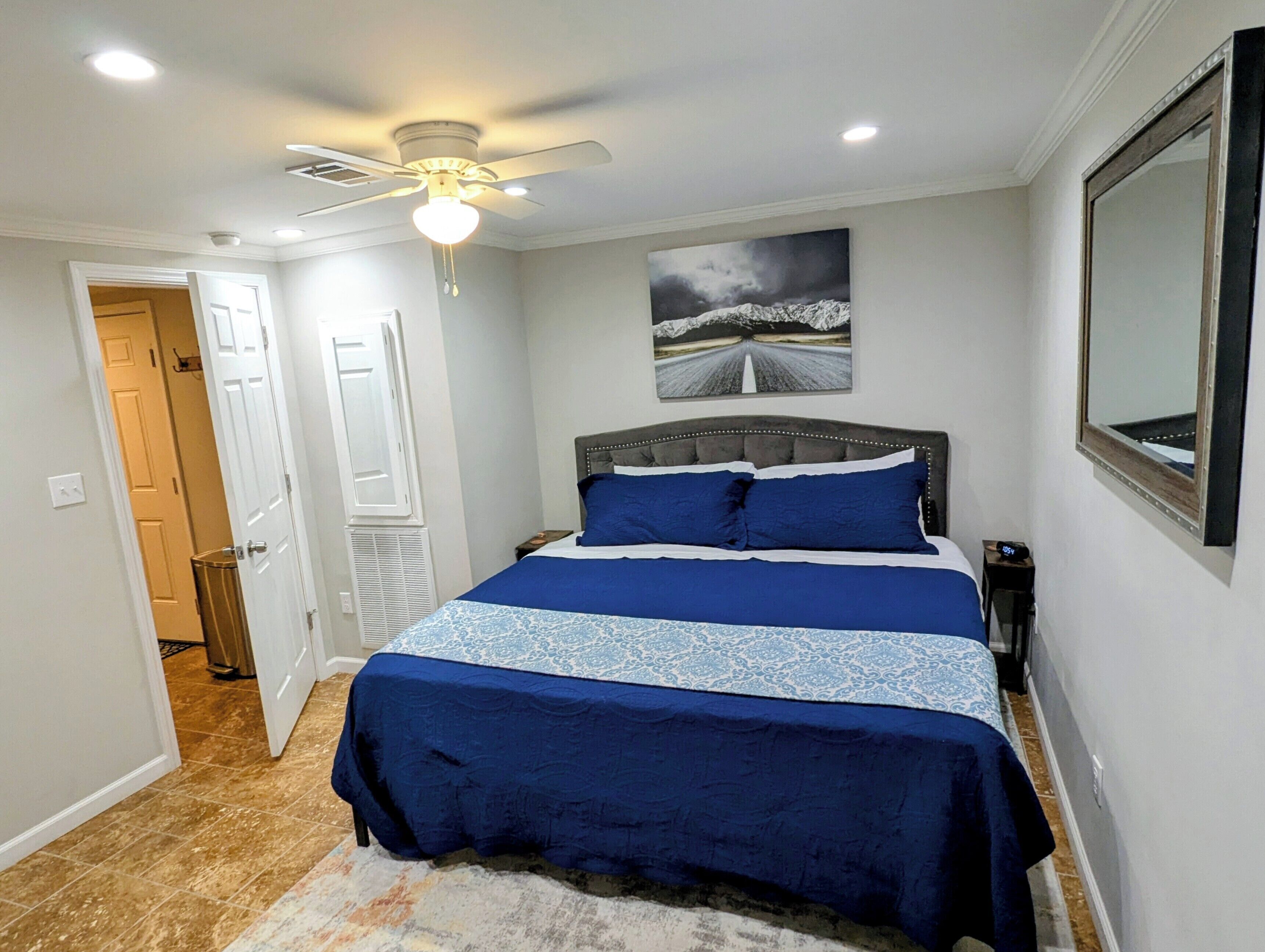 1 habitación, tabla de planchar con plancha, internet y ropa de cama 