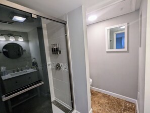 Secadora de cabello, toallas, jabón, papel de baño 