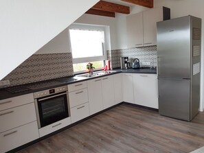 Frigorífic, forn, placa de cuina i rentaplats 