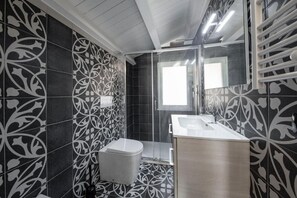 Departamento económico | Baño | Regadera, secadora de cabello, batas, toallas 