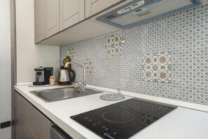 Apartemen Klasik | Dapur pribadi | Lemari es, oven, kompor, dan peralatan masak/sendok-piring