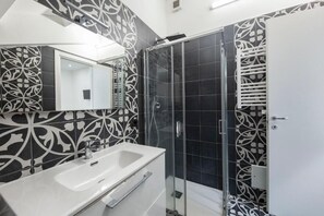 Basic Apartment | Bathroom