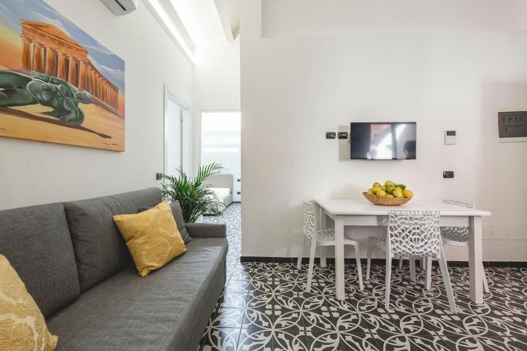 Apartment | Living area | Flat-screen TV