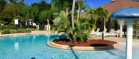 Een verwarmd zwembad