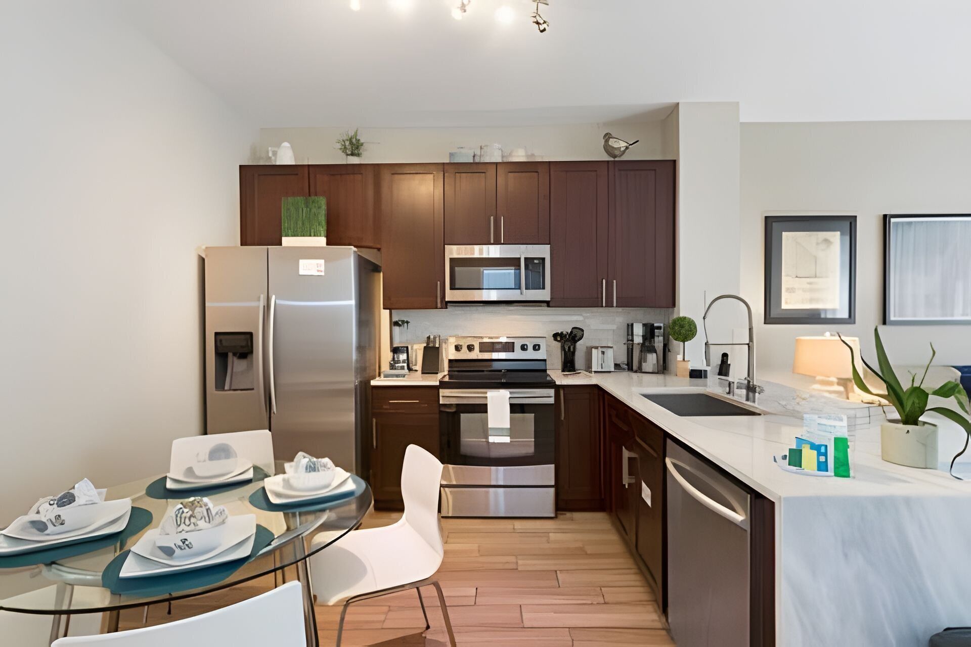 Refrigerador, microondas, horno y parrilla de estufa 