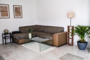 TV - New Modern Apartment with WiFi, Balcony and Box Spring Bed (Offenburg)