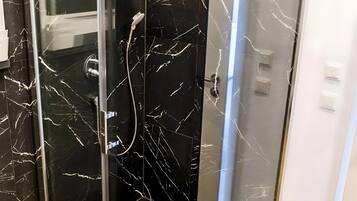 Dusj, hårføner og håndklær