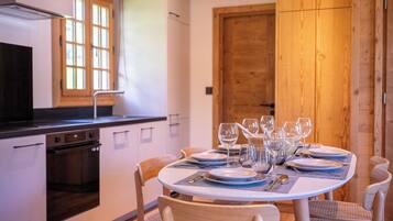 Chalet | Dapur pribadi | Lemari es, microwave, oven, dan kompor