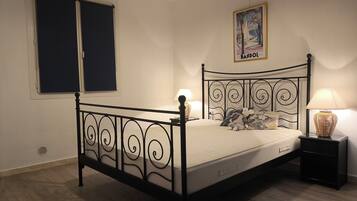 1 chambre, fer et planche à repasser, draps fournis