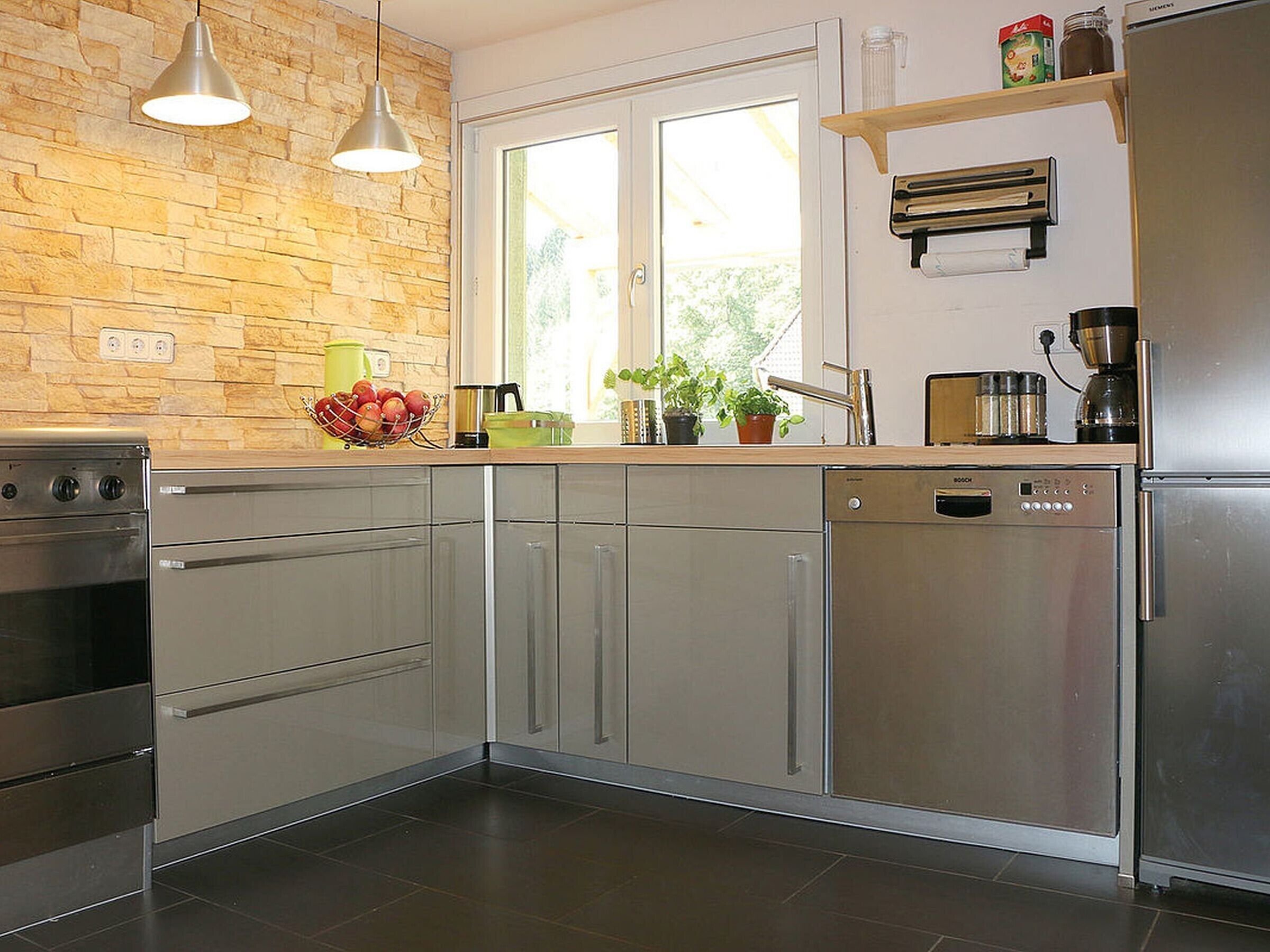 Fridge, oven, stovetop, dishwasher