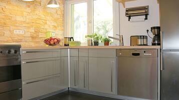 Fridge, oven, stovetop, dishwasher