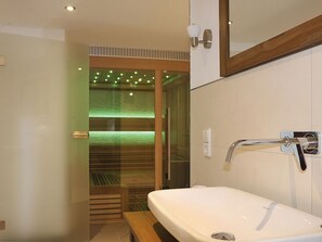 Shower, hair dryer, towels - Holiday Home 'Froschkönig' with Shared Terrace, Shared Garden and Wi-Fi (Oberharmersbach)