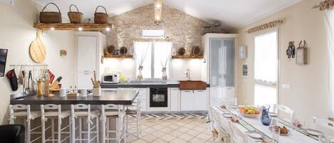 Réfrigérateur, micro-ondes, four, plaque de cuisson