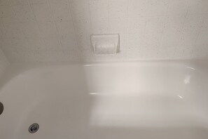 Sèche-cheveux, serviettes fournies, savon, shampoing