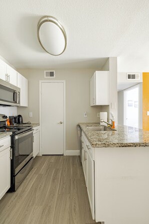 Coffee/tea maker, fridge, microwave, oven - Coral 1Bed 1Bath facing NRG also Free Parking & Pool (Houston)