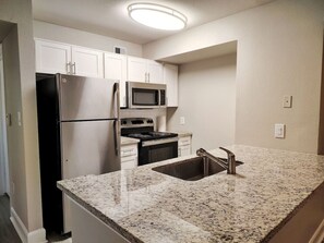 雪櫃、微波爐、爐具、洗碗機