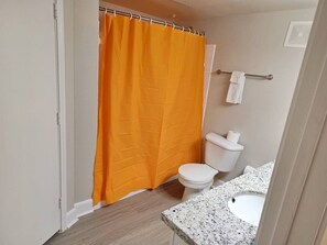 Een haardroger, handdoeken, zeep, toiletpapier