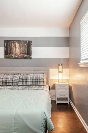 Desk, iron/ironing board, WiFi, bed sheets