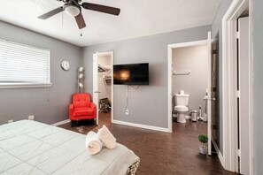 1 bedroom, desk, iron/ironing board, WiFi