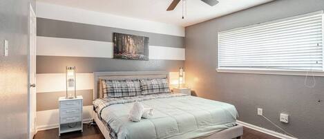 Escritorio, tabla de planchar con plancha, wifi y ropa de cama