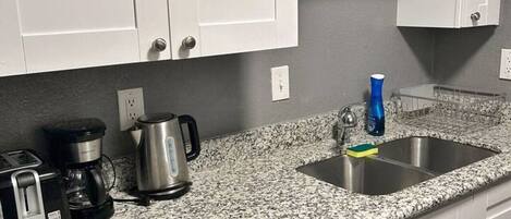 Réfrigérateur, micro-ondes, four, plaque de cuisson