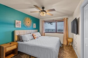 5 dormitorios, escritorio, tabla de planchar con plancha y cuna de viaje