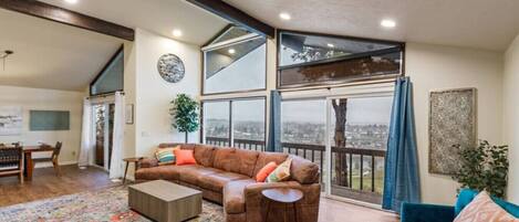 Een televisie, een open haard, boeken en een kantoor