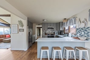 Fridge, microwave, oven, stovetop - River House with Panoramic Views (Spokane)