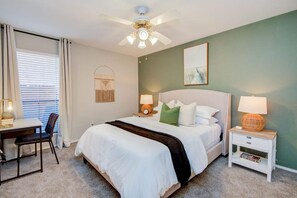 Escrivaninha, ferros/tábuas de passar roupa, Wi-Fi, roupa de cama