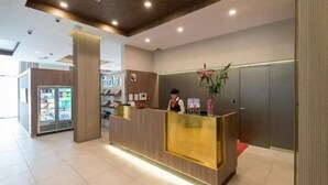 Ein Hotel-Rezeptionsschalter mit Theke, ein Empfangsbereich und ein Verkaufsautomat.