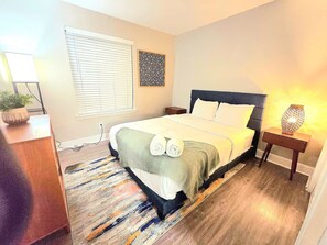 2 bedrooms, desk, iron/ironing board, WiFi - Sunset 2Bed 2Bath at footsteps to NRG - Pool - Gym (Houston)