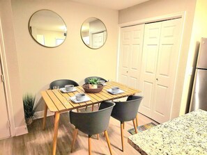 Dining - Sunset 2Bed 2Bath at footsteps to NRG - Pool - Gym (Houston)