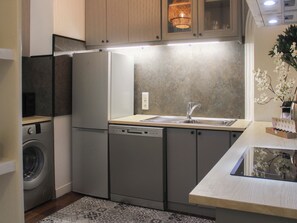 Jääkaappi, mikroaaltouuni, astianpesukone, kahvin-/teenkeitin