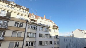 Un immeuble à plusieurs étages, doté de balcons et de fenêtres, qui semble être un immeuble d’habitation ou un hôtel.