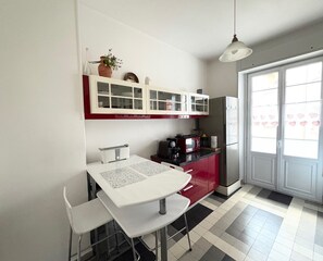 Kühlschrank, Mikrowelle, Ofen, Geschirrspüler
