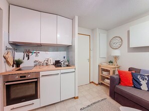 Kühlschrank, Mikrowelle, Ofen, Geschirrspüler