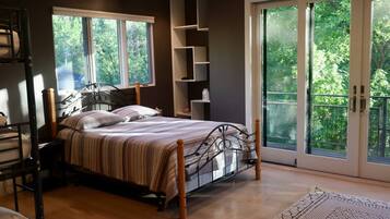 7 Schlafzimmer, Schreibtisch, Bügeleisen/Bügelbrett, Reisekinderbett